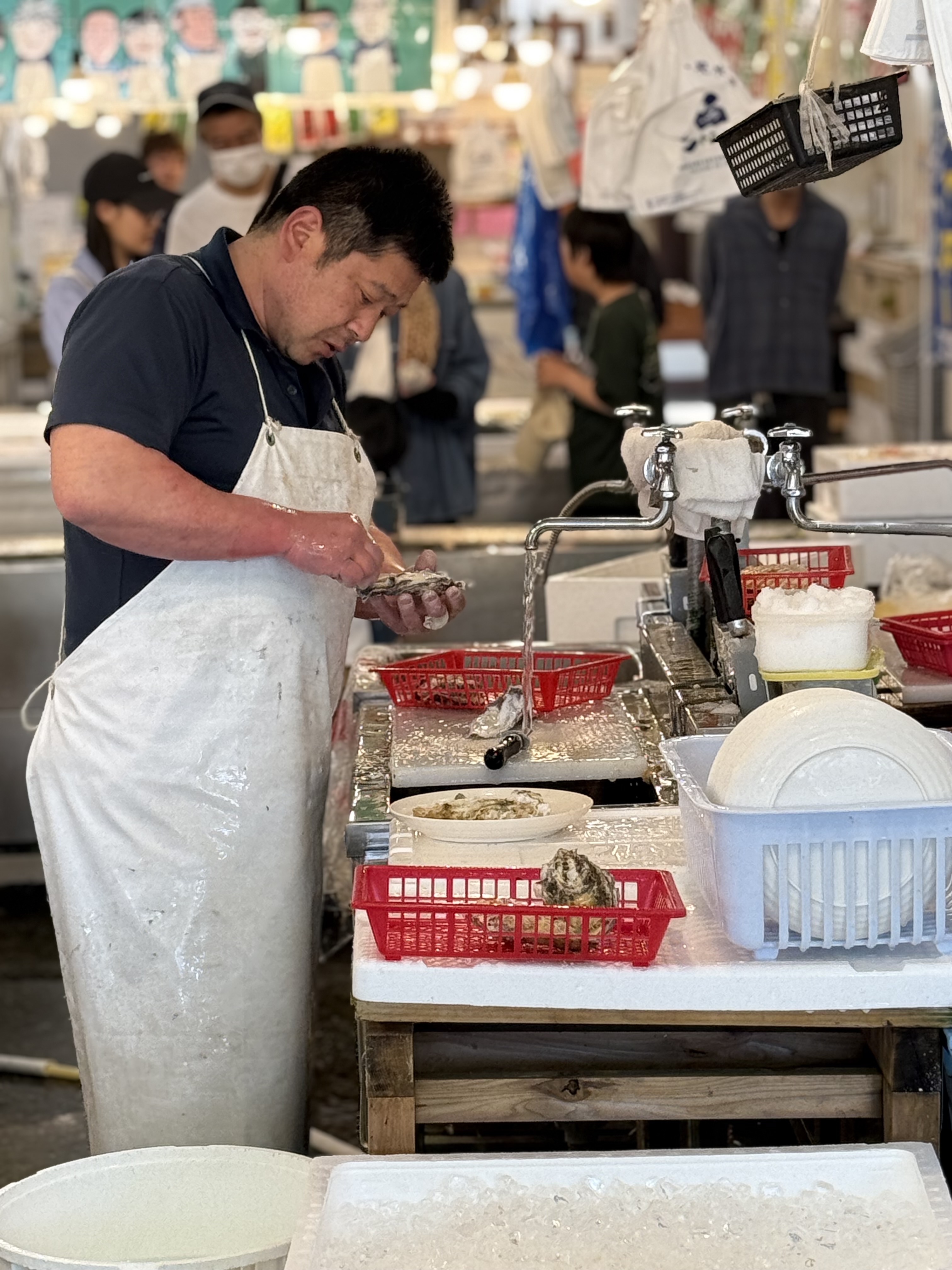寺泊店内男性.jpg